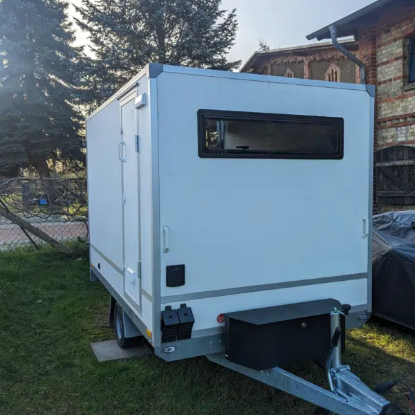 motorrad anhänger von buma motorsport motocamper draußen