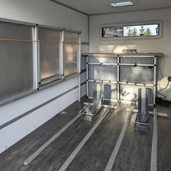 motorrad anhänger von buma motorsport motocamper innen großansicht
